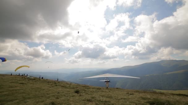 Deltavliegers Stijgen Vanaf Bergtop — Stockvideo