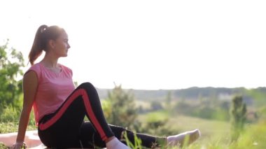 Egzersiz yapan güzel bayan sporcu.