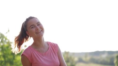 Egzersiz yapan güzel bayan sporcu.