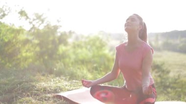 Yoga ve meditasyon eğitimi alan bir kadın dağdaki kayada