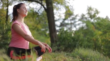 Yoga ve gün batımında açık hava eğlencesi. Sabah antrenmanı.