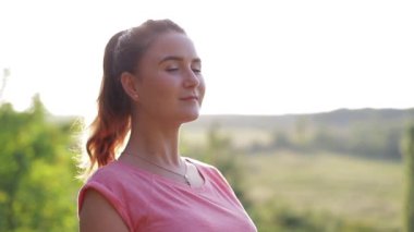 Yoga ve gün batımında açık hava eğlencesi. Sabah antrenmanı.