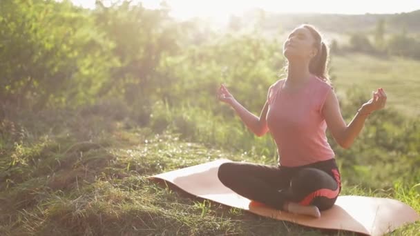 Das Mädchen praktiziert Yoga an einem sonnigen Tag — Stockvideo
