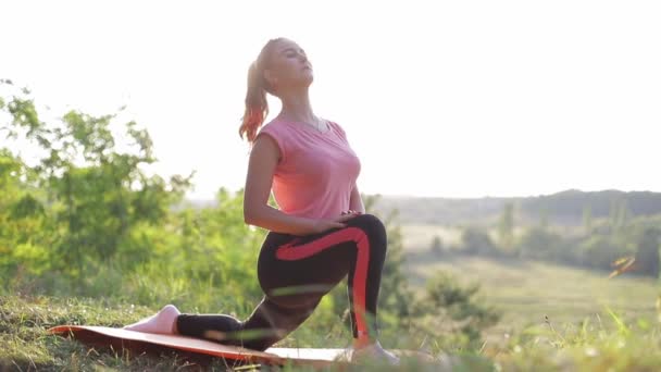 Schöne Sportlerin beim Sport — Stockvideo