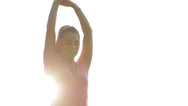 Yoga och friluftsliv över solnedgången. Morgonträning. — Stockvideo