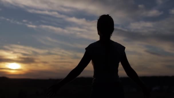 Mulher realizando exercícios de ioga à noite ao pôr do sol. — Vídeo de Stock