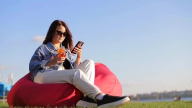 Kız portakal kokteyli içiyor.