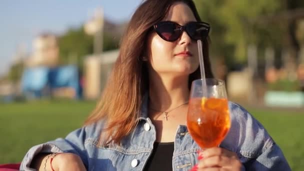Schöne Junge Frau Trinkt Cocktail Strand Bei Sonnenuntergang — Stockvideo