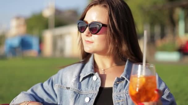 Soğuk Bardakta Kokteyl Içen Bir Kız Bir Kafede Güneşli Bir — Stok video