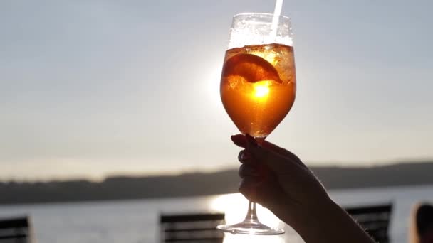 Cocktail Laranja Mão Pôr Sol — Vídeo de Stock