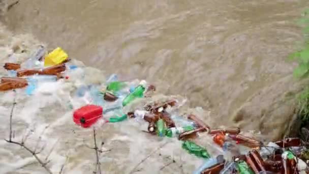 Bouteilles en plastique et déchets dans l'eau de la rivière — Video