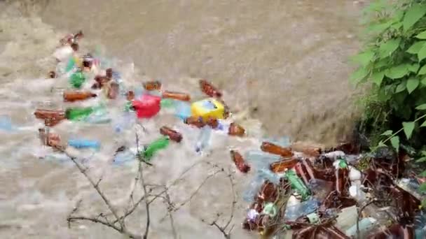 강에 있는 플라스틱 쓰레기. 강에 있는 온갖 종류의 거대 한 플라스틱 쓰레기 더미 — 비디오