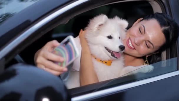 Belle jeune femme voyage dans la voiture avec elle — Video