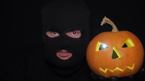 Świecące Halloween dynia głowa jack latarnia stojący szary stół na niebieskim tle studio z miejsca do kopiowania. — Wideo stockowe