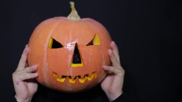 Tutti pari santificanti. L'uomo si mette una zucca in testa. — Video Stock