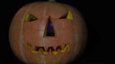 Cadılar Bayramı bal kabağı yüzü siyah arkaplanda izole