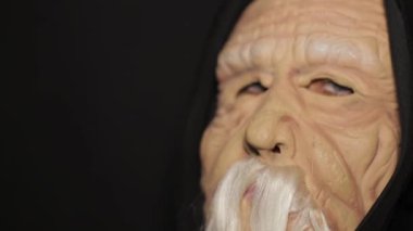 Lanetli evde bandajlı korkunç eski bir mumya. Tematik cadılar bayramı kostümü giymiş bir adam mumya zombisi 4K görüntüleriyle dans ediyor.