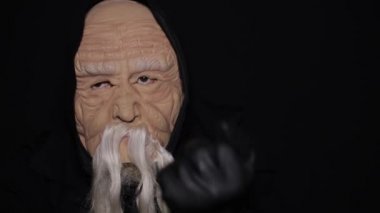 Geceleri mezarlıkta mumlar yanıyor. Tüm Cadılar Bayramı Azizler Bayramı 'nın 1 Kasım Arifesi Azizler Bayramı