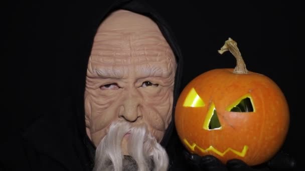 Dynia świeci w rękach człowieka. Noc Halloween. — Wideo stockowe