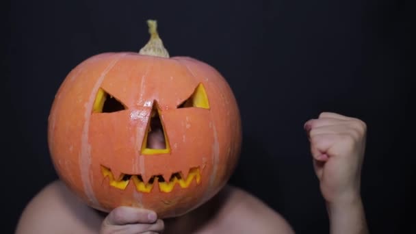 Halloween hombre desnudo con cabeza de calabaza para la celebración. — Vídeos de Stock