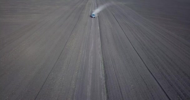 L'auto sta correndo lungo la strada in campagna e soffia una vista polverosa da — Video Stock