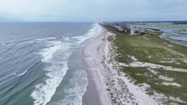Kumlu Bariyer Adası 'nın ve Kuzey Carolina, Wilmington yakınlarındaki Atlantik Okyanusu kıyılarının insansız hava aracı görüntüleri. Okyanus sörfü ile güzel deniz manzarası.