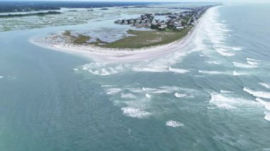 Wilmington, Kuzey Carolina yakınlarındaki Atlantik Okyanusu dalgalarıyla çevrili bir bariyer adasının insansız hava aracı görüntüleri. Güzel doğal deniz manzarası ve kıyı manzarası.