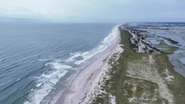 Wilmington, Kuzey Carolina yakınlarındaki Atlantik Okyanusu 'na uzanan kumlu bir yarımadanın insansız hava aracı görüntüleri. Doğal kıyı şeridi ve deniz çevresi.