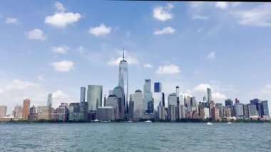 Manhattan 'ın açık mavi gökyüzü ve arka planında gökdelenler ile sudan gökyüzü manzaralı manzarası.