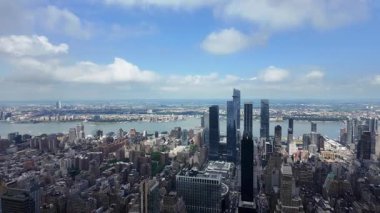Manhattan gökdelenlerini ve Hudson Nehri 'ni parçalı bulutlu bir gökyüzünün altında gösteren İHA görüntüleri..