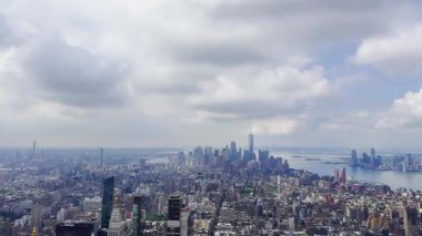 Manhattan 'ın geniş hava manzaralı gökyüzü dramatik bulutlu..