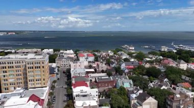 Charleston 'ın geniş açılı insansız hava aracı görüntüsü şehir merkezindeki binaları, sokakları ve mavi gökyüzü ile kıyı şeridini gösteriyor..