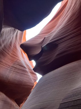 Antilop Kanyonu 'nda bulunan büyüleyici ve canlı kumtaşı kıvrımlarını gösteren nefes kesici bir perspektif.