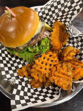 Lezzetli bir hamburgerin tadını çıkarın. Kızarmış waffle kızartması, harika yemeklerden anlayan aşıklar için mükemmel.