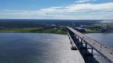 Arthur Ravenel Jr. 'ın, Güney Carolina, Charleston' daki Cooper Nehri üzerindeki geniş insansız hava aracı görüntüsü. Güzel sular ve parlak gökyüzü manzaralı bir şehir manzarası yaratır..