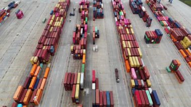 Havadan çekilen bir fotoğraf, çeşitli renkli konteynırlarla dolu bir konteynır deposunu yakalıyor.