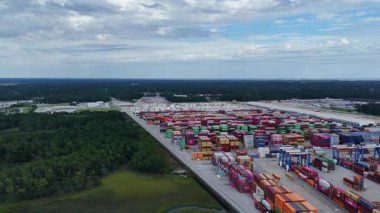 Açık deniz limanındaki ithalat-ihracat konteynır gemileriyle kargo ve iş, ticari lojistik ve uluslararası taşımacılık taşıyan konteynırların en üst görünümü.