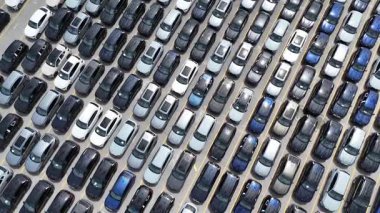 Etkileyici bir hava manzarası, düzenli olarak düzenlenmiş bir sürü park etmiş aracı sergiliyor.