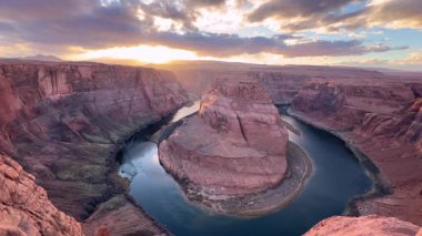 Horseshoe Virajında nefes kesen gün batımı güzel bir şekilde sergiliyor çarpıcı renkler ve dramatik kaya oluşumları.
