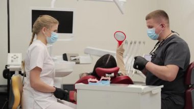 Modern bir klinikte dişçi ve diş hekimi asistanı gerekli bakımı sağlar. Tedavi sürecinde hasta konforu, ağız sağlığı ve hijyen üzerinde durulmaktadır..