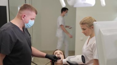 Kendini işine adamış bir diş hekimi, klinik ortamda ileri teknolojiyi kullanarak kapsamlı bir sözlü muayene gerçekleştirir.