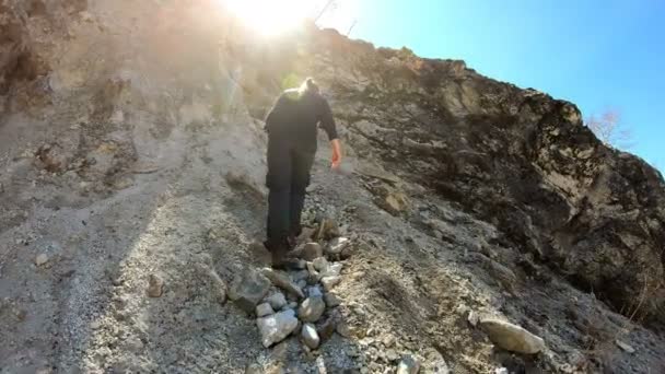 Emelkedés. Természetjáró elérte, hogy csúcs. Lány mászik a hegy. Okos napfény — Stock videók