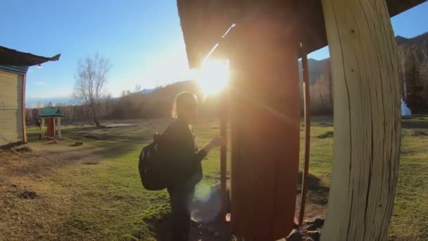 Turist kızın bir dua çarkı bir Budist Tapınağı yanındaki güneşli gün döner. — Stok video