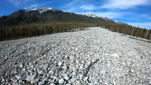 Vista aérea. Las consecuencias del deslizamiento de tierra que bajó de las montañas — Vídeos de Stock