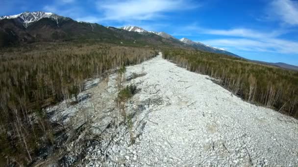 Vue aérienne. Les conséquences du glissement de terrain qui est descendu des montagnes — Video