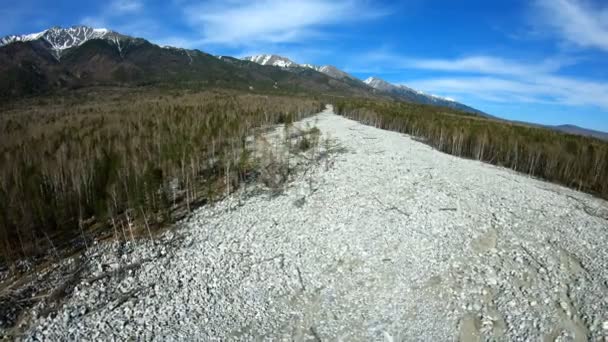 Vista aérea. Las consecuencias del deslizamiento de tierra que bajó de las montañas — Vídeo de stock