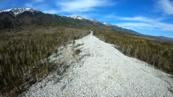 Vista aérea. Las consecuencias del deslizamiento de tierra que bajó de las montañas — Vídeos de Stock