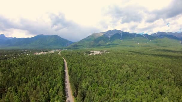 가. 가에 여름에서 전환. 숲과 산의 공중 탄 — 비디오