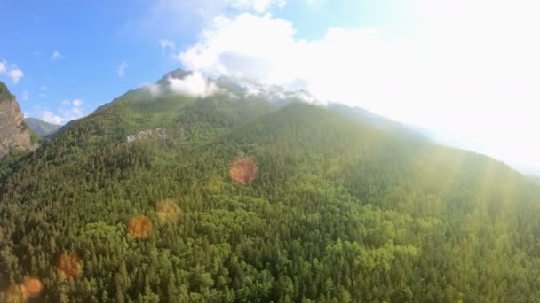 녹색 숲, 파란 하늘과 밝은 햇빛을 아름 다운 산맥의 파노라마 — 비디오