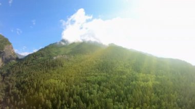 Yeşil orman, mavi gökyüzü ve parlak güneş ışığı güzel dağları Panoraması